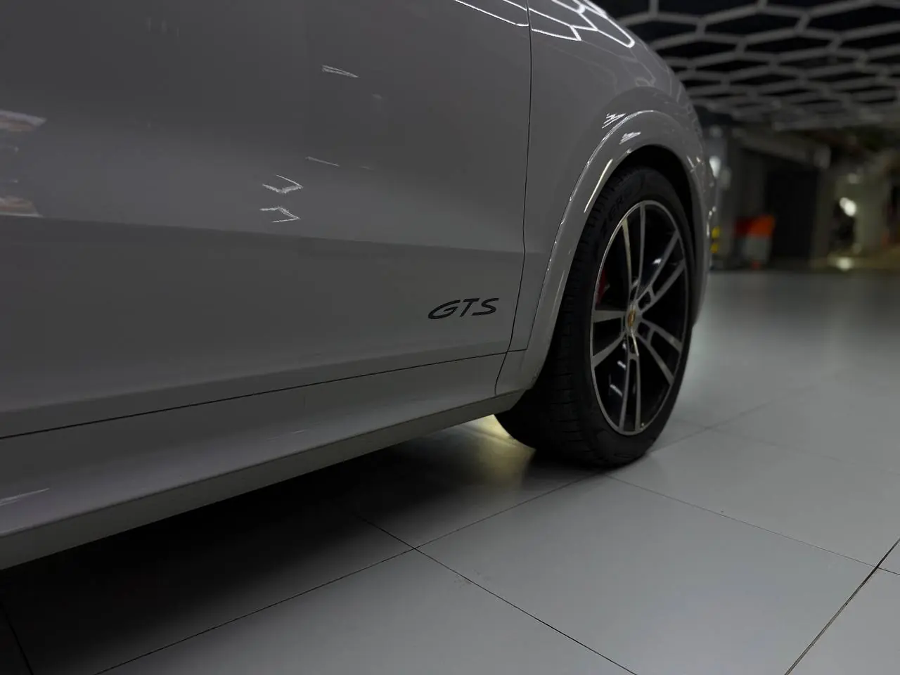 Оклейка Porsche Cayenne GTS в полиуретановую пленку 230 мкм: максимальная защита для максимального автомобиля